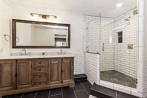 Dawn and Dusk by Avantstay Modern Cabin in Great Location w/ Home Thea