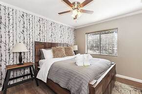 Dawn and Dusk by Avantstay Modern Cabin in Great Location w/ Home Thea