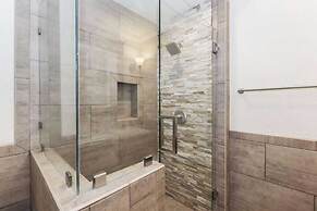 Dawn and Dusk by Avantstay Modern Cabin in Great Location w/ Home Thea