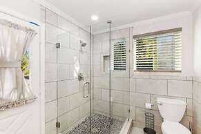 Dawn and Dusk by Avantstay Modern Cabin in Great Location w/ Home Thea