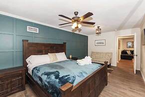 Dawn and Dusk by Avantstay Modern Cabin in Great Location w/ Home Thea