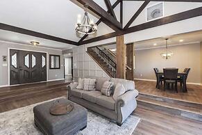 Dawn and Dusk by Avantstay Modern Cabin in Great Location w/ Home Thea