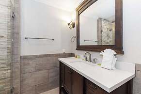 Dawn and Dusk by Avantstay Modern Cabin in Great Location w/ Home Thea