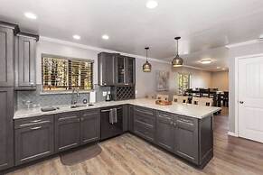 Dawn and Dusk by Avantstay Modern Cabin in Great Location w/ Home Thea