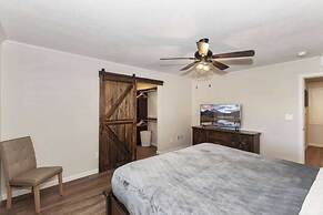 Dawn and Dusk by Avantstay Modern Cabin in Great Location w/ Home Thea