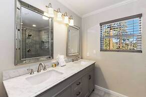 Dawn and Dusk by Avantstay Modern Cabin in Great Location w/ Home Thea