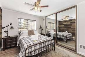 Dawn and Dusk by Avantstay Modern Cabin in Great Location w/ Home Thea