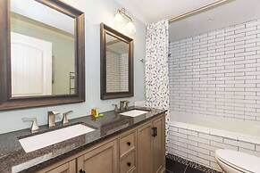 Dawn and Dusk by Avantstay Modern Cabin in Great Location w/ Home Thea