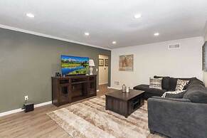 Dawn and Dusk by Avantstay Modern Cabin in Great Location w/ Home Thea