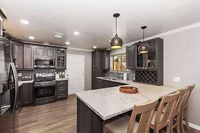 Dawn and Dusk by Avantstay Modern Cabin in Great Location w/ Home Thea