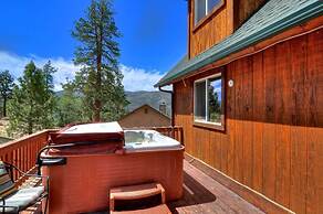 Mighty Bear Manor by Avantstay Elevated Cabin w/ Pine Tree Views, Hot 