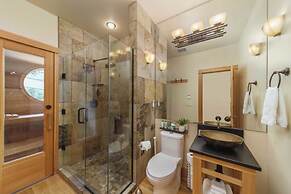 The Castle Rock Estate by Avantstay Steps From Arch Cape Beach w/ Hot 