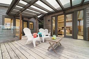 The Castle Rock Estate by Avantstay Steps From Arch Cape Beach w/ Hot 