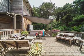 The Castle Rock Estate by Avantstay Steps From Arch Cape Beach w/ Hot 