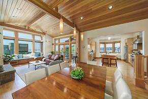 The Castle Rock Estate by Avantstay Steps From Arch Cape Beach w/ Hot 