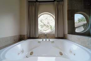 The Castle Rock Estate by Avantstay Steps From Arch Cape Beach w/ Hot 