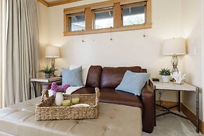 The Castle Rock Estate by Avantstay Steps From Arch Cape Beach w/ Hot 