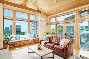 The Castle Rock Estate by Avantstay Steps From Arch Cape Beach w/ Hot 