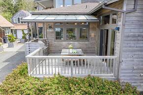 The Castle Rock Estate by Avantstay Steps From Arch Cape Beach w/ Hot 