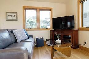 The Castle Rock Estate by Avantstay Steps From Arch Cape Beach w/ Hot 