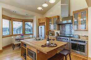 The Castle Rock Estate by Avantstay Steps From Arch Cape Beach w/ Hot 