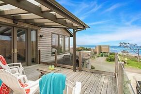 The Castle Rock Estate by Avantstay Steps From Arch Cape Beach w/ Hot 