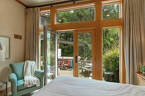 The Castle Rock Estate by Avantstay Steps From Arch Cape Beach w/ Hot 