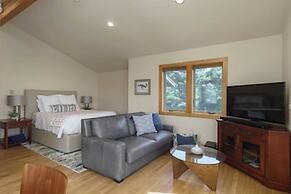 The Castle Rock Estate by Avantstay Steps From Arch Cape Beach w/ Hot 