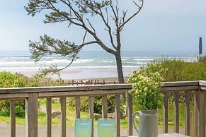 The Castle Rock Estate by Avantstay Steps From Arch Cape Beach w/ Hot 