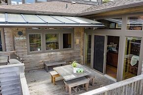 The Castle Rock Estate by Avantstay Steps From Arch Cape Beach w/ Hot 