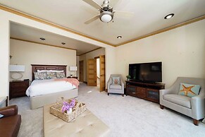 The Castle Rock Estate by Avantstay Steps From Arch Cape Beach w/ Hot 