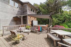 The Castle Rock Estate by Avantstay Steps From Arch Cape Beach w/ Hot 