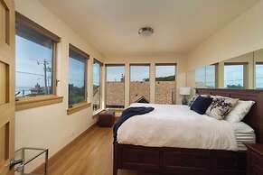 The Castle Rock Estate by Avantstay Steps From Arch Cape Beach w/ Hot 