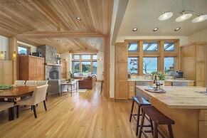 The Castle Rock Estate by Avantstay Steps From Arch Cape Beach w/ Hot 