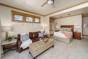 The Castle Rock Estate by Avantstay Steps From Arch Cape Beach w/ Hot 