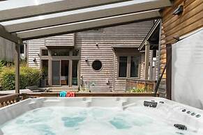 The Castle Rock Estate by Avantstay Steps From Arch Cape Beach w/ Hot 