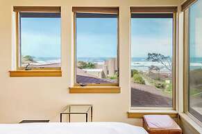 The Castle Rock Estate by Avantstay Steps From Arch Cape Beach w/ Hot 