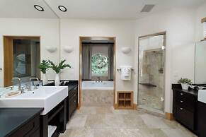 The Castle Rock Estate by Avantstay Steps From Arch Cape Beach w/ Hot 