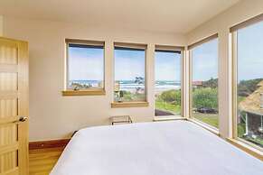 The Castle Rock Estate by Avantstay Steps From Arch Cape Beach w/ Hot 