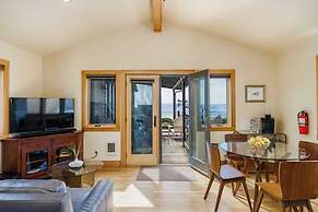 The Castle Rock Estate by Avantstay Steps From Arch Cape Beach w/ Hot 