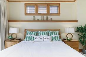 The Castle Rock Estate by Avantstay Steps From Arch Cape Beach w/ Hot 