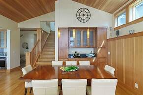 The Castle Rock Estate by Avantstay Steps From Arch Cape Beach w/ Hot 