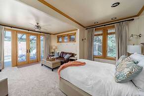 The Castle Rock Estate by Avantstay Steps From Arch Cape Beach w/ Hot 