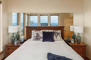 The Castle Rock Estate by Avantstay Steps From Arch Cape Beach w/ Hot 