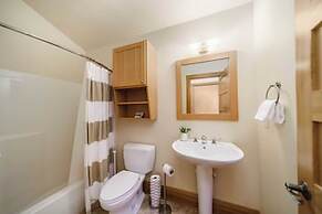 The Castle Rock Estate by Avantstay Steps From Arch Cape Beach w/ Hot 