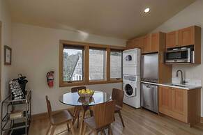 The Castle Rock Estate by Avantstay Steps From Arch Cape Beach w/ Hot 