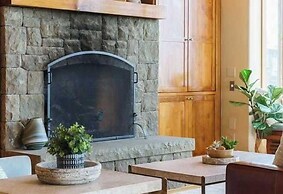 The Castle Rock Estate by Avantstay Steps From Arch Cape Beach w/ Hot 