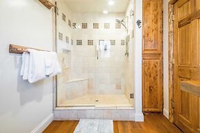 Angels Camp Lodge by Avantstay Log Style Home w/ Game Room & Hot Tub i