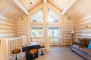 Penticton Lodge by Avantstay Log Cabin Home w/ Incredible Views, Large