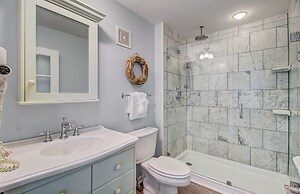 103 B Port O Call by Avantstay Direct Beach Access Screened In Porch!